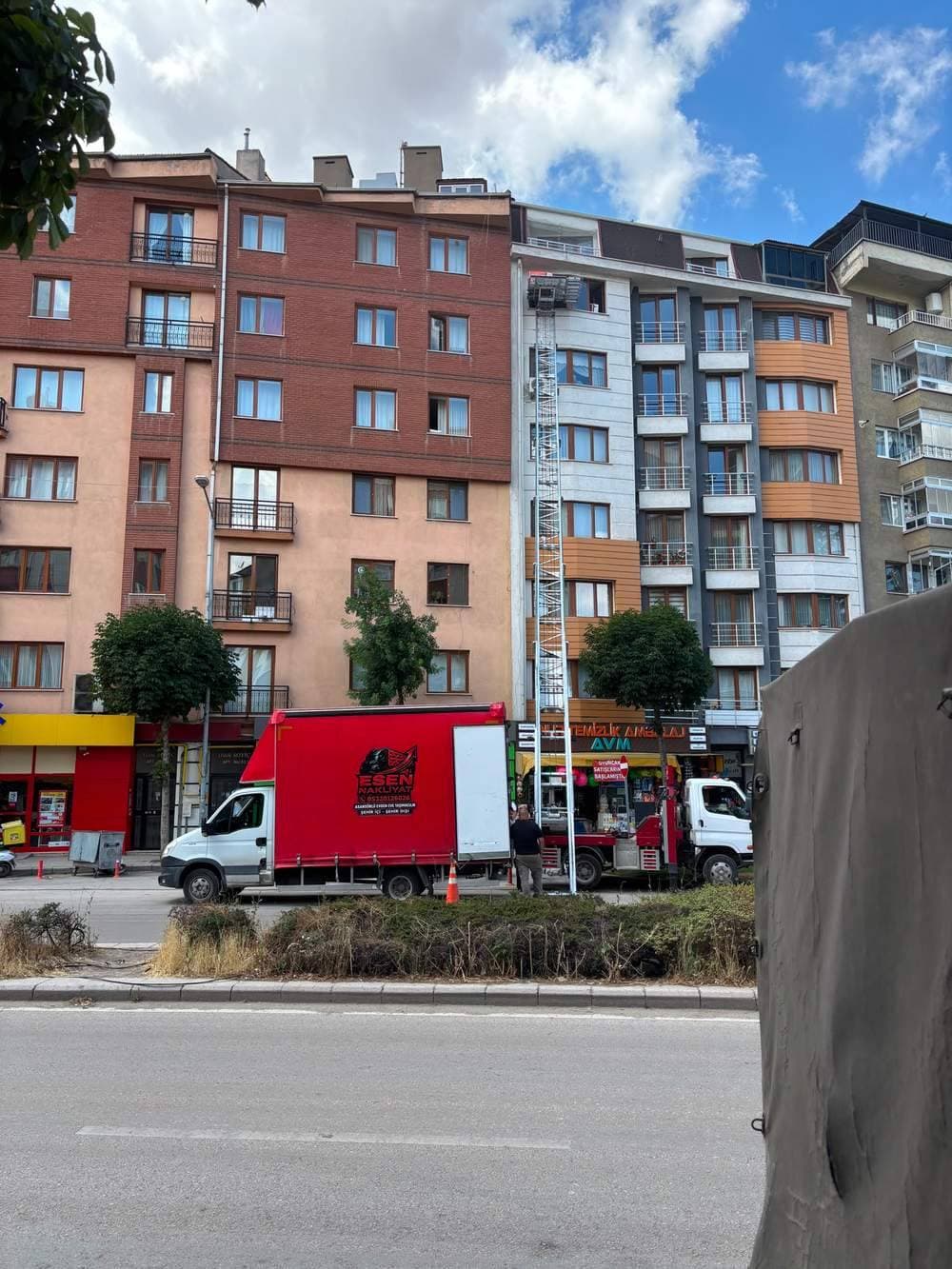 Esen 26 Nakliyat ekiplerinin ev taşıma öncesi kalın pıtpıt ambalaj malzemesiyle paketlediği eşyalar